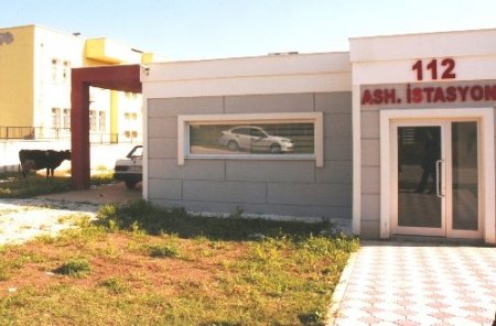 Bürokrasiye takılan 112 acil servis istasyonunun bahçesinde inekler otluyor