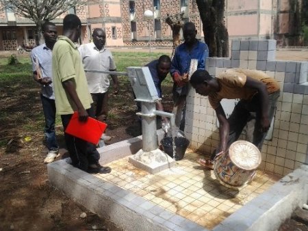 Bürokratlar Kamerun'da su kuyusu açtı