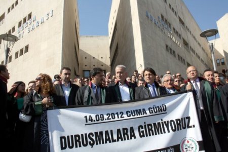 Bursa Barosu avukatları iş bıraktı