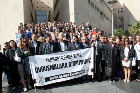 Bursa Barosu avukatları iş bıraktı