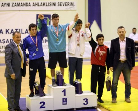 Bursa Büyükşehir Belediyesporlu güreşçiler şampiyon oldu
