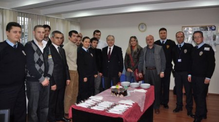 Bursa Emniyet Müdürü, Gazetecilere Pasta Kesti