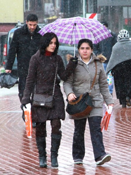 Bursa güne karla uyandı