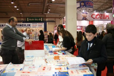 Bursa Kitap Fuarı'nda Sınavlara Hazırlık Kitapları İlgi Görüyor