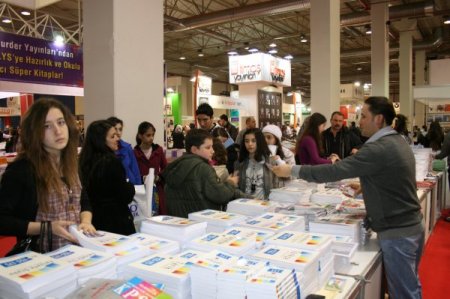 Bursa Kitap Fuarı'nda Sınavlara Hazırlık Kitapları İlgi Görüyor