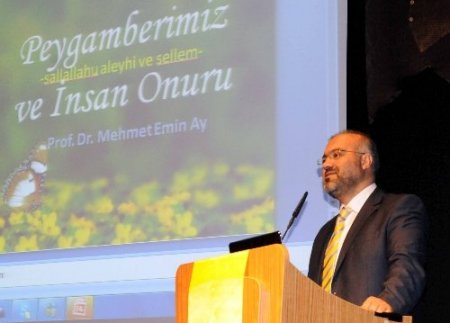 Bursa Müftüsü Ay: Dünya Muhammedi şefkate muhtaç