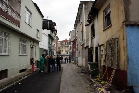 Bursa'da 3 kişiye mezar olan evden geriye enkaz yığını kaldı