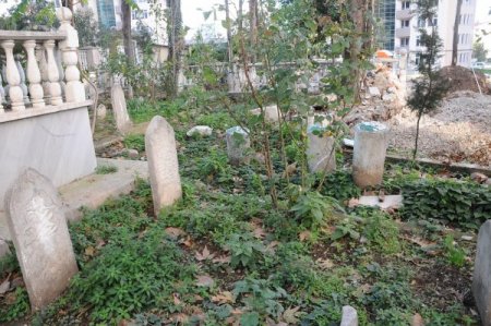 Bursa'da 400 yıllık camide müteahhitin özensizliği, tepki çekti