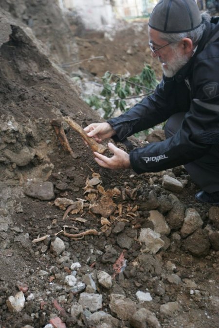 Bursa'da 400 yıllık camide müteahhitin özensizliği, tepki çekti