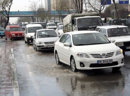 Bursa’da 5 dakikalık yağmur zor anlar yaşattı