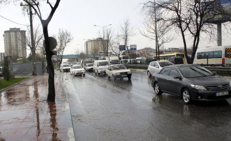 Bursa’da 5 dakikalık yağmur zor anlar yaşattı