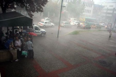 Bursa'da Aniden Bastıran Yağmur Zor Anlar Yaşattı