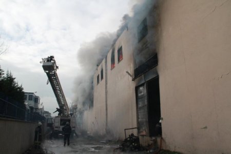 Bursa’da bir fabrikayı kül eden yangın cep telefonu kamerasında