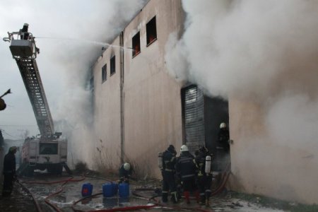 Bursa’da bir fabrikayı kül eden yangın cep telefonu kamerasında