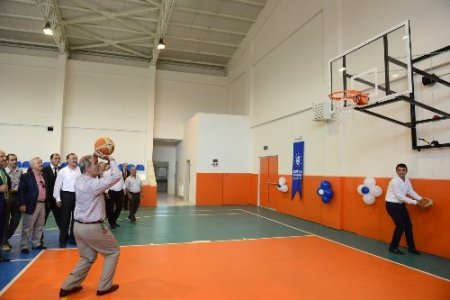 Bursa'da bir okul daha spor salonuna kavuştu