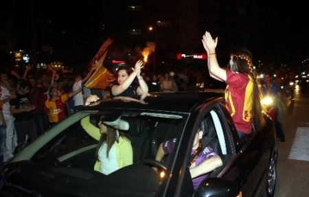 Bursa'da Galatasaraylıların şampiyonluk coşkusu