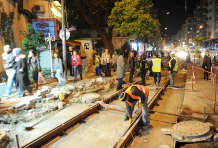 Bursa'da geceleri de ray döşeniyor