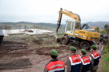 Bursa’da kaçak inşaat yıkıldı