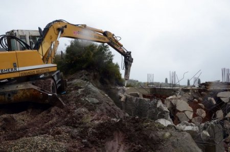 Bursa’da kaçak inşaat yıkıldı