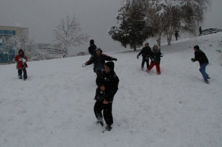Bursa’da kar, hayatı olumsuz etkilerken öğrenciler tatilin tadını çıkarıyor