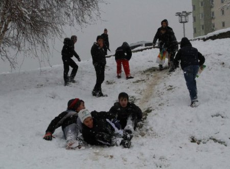 Bursa’da kar, hayatı olumsuz etkilerken öğrenciler tatilin tadını çıkarıyor