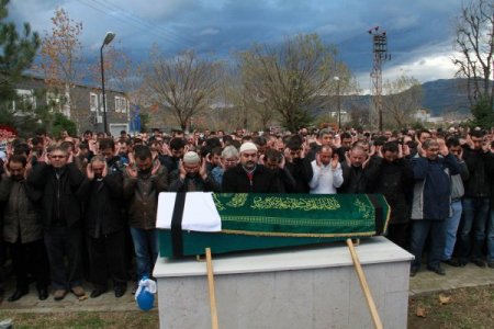 Bursa'da kazada hayatını kaybeden genç son yolculuğuna uğurlandı