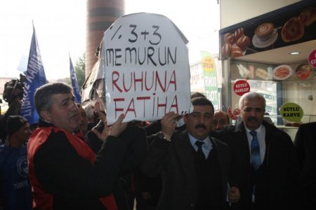 Bursa'da memurlar, AK Parti il binası önüne tabut bıraktı