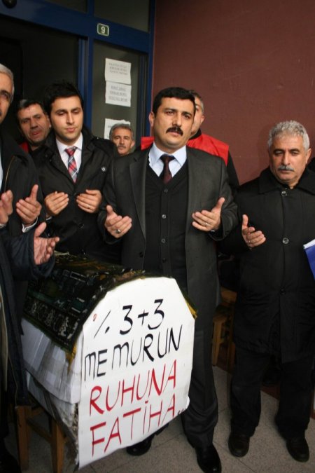 Bursa'da memurlar, AK Parti il binası önüne tabut bıraktı