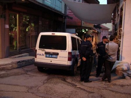 Bursa'da Metruk Bina Önüne Bırakılan Çanta Güvenlik Birimlerini Alarma Geçirdi