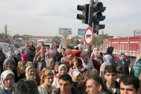 Bursa'da okul, elektrik ve doğalgaz isteyen mahalleli yol kesti