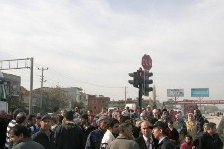 Bursa'da okul, elektrik ve doğalgaz isteyen mahalleli yol kesti