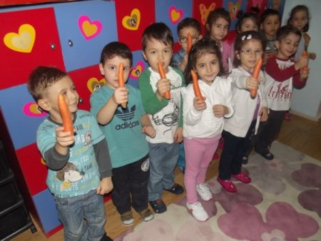 Bursa'da özel okul, salgın hastalıklara karşı meyve dağıtıyor