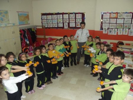 Bursa'da özel okul, salgın hastalıklara karşı meyve dağıtıyor
