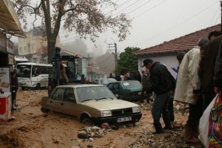 Bursa'da Sağanak Yağış Hayatı Felç Etti