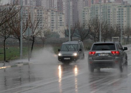 Bursa’da sağanak yağış hayatı olumsuz etkiliyor