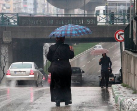 Bursa’da sağanak yağış hayatı olumsuz etkiliyor