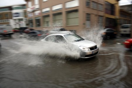 Bursa’da sağanak yağış su baskınlarına yol açtı
