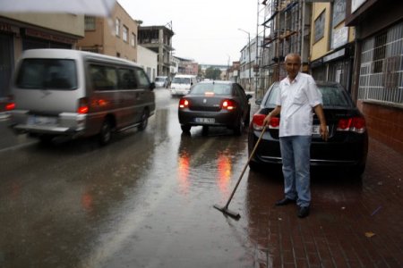 Bursa’da sağanak yağış su baskınlarına yol açtı