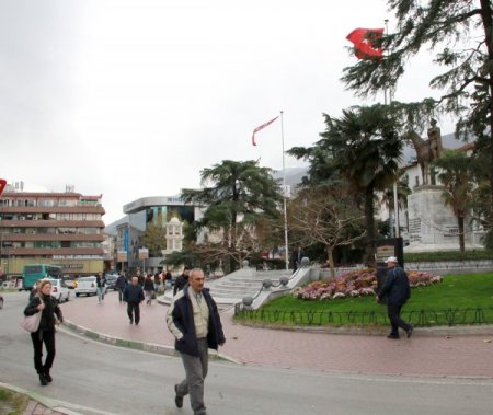 Bursa’da şiddetli lodos hayatı olumsuz etkiliyor