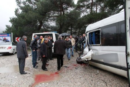 Bursa'da trafik kazası: Sürücü öldü, 10'dan fazla yolcu yaralandı (1)