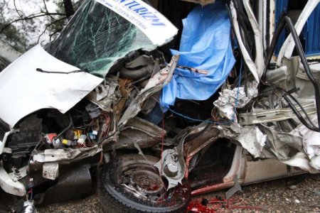 Bursa'da trafik kazası: Sürücü öldü, 10'dan fazla yolcu yaralandı (1)