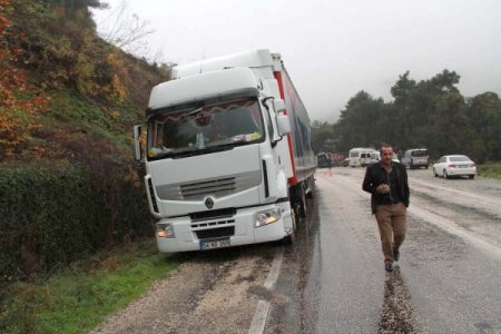 Bursa'da trafik kazası: Sürücü öldü, 10'dan fazla yolcu yaralandı (1)