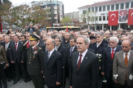 Bursa'da Valilik izin verince, isteyen her kurum Atatürk anıtına çelenk koydu