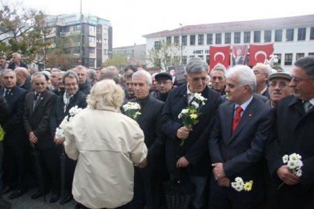 Bursa'da Valilik izin verince, isteyen her kurum Atatürk anıtına çelenk koydu