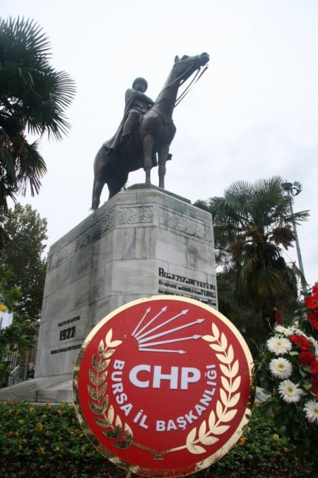 Bursa'da Valilik izin verince, isteyen her kurum Atatürk anıtına çelenk koydu