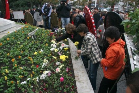 Bursa'da Valilik izin verince, isteyen her kurum Atatürk anıtına çelenk koydu