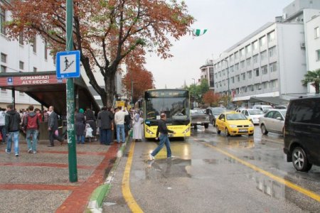 Bursa’da vatandaşlar yağmura hazırlıksız yakalandı