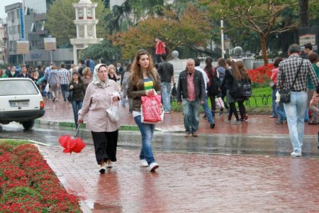 Bursa’da vatandaşlar yağmura hazırlıksız yakalandı