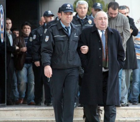 Bursa'daki çete operasyonunda gözaltına alınan 43 kişi adliyeye sevk edildi