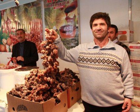 Bursa'daki fuarın gözdesi Karadeniz hurması